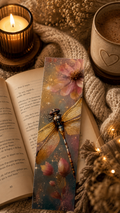 Marque-page libellule dorée sur un livre ouvert