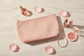 Petit sac à maquillage rose velours côtelé - ambiance vanité féminine