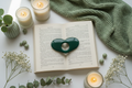 Signet porte-page en cœur vert dans un décor cocooning naturel