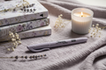 Surligneur Sharpie Smear Guard gris lavande dans une ambiance cocooning aux teintes lavande gris pâle et blanc avec livres fleuris lavande fleurs séchées et bougie