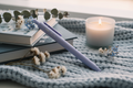 Stylo Mr. Pen gris bleué dans une ambiance cocooning aux teintes bleu-gris pâle et ardoise avec livres fleuris fleurs séchées bleues et blanches et bougie