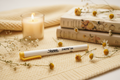 Marqueur Sharpie S-Note Duo jaune dans une ambiance cocooning aux teintes jaune pâle et crème avec livres fleuris fleurs de camomille bougie dorée et fleurs séchées