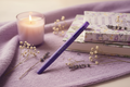 Feutre Paper Mate violet dans une ambiance cocooning aux teintes lilas pâle avec livres fleuris lavande bougie et fleurs séchées