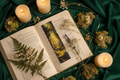Signet forêt enchantée dans un décor cocooning magique avec livre ouvert
