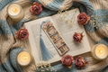 Signet bibliothèque fleurie avec pompon bleu dans un décor cocooning naturel